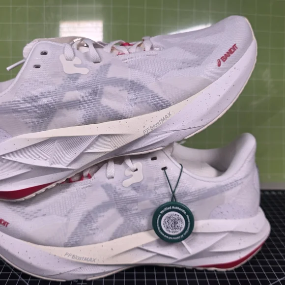 Asics Novablast 5 X BANDIT (Collaboration) LUCENT WHITE